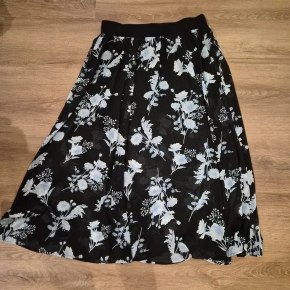 Torrid Black and White Floral A-Line Skirt - Picture 2 of 4